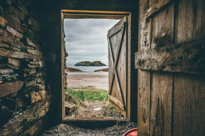 NO LE ABRAMOS LA PUERTA AL ENEMIGO EN NUESTRA FAMILIA