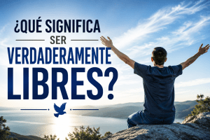 HOMBRE LEVANTANDO LAS MANOS EN LIBERTAD